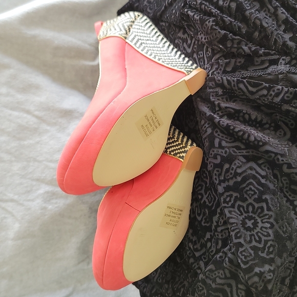 Colin Stuart wedges coral color size 6.5 - Picture 6 of 6